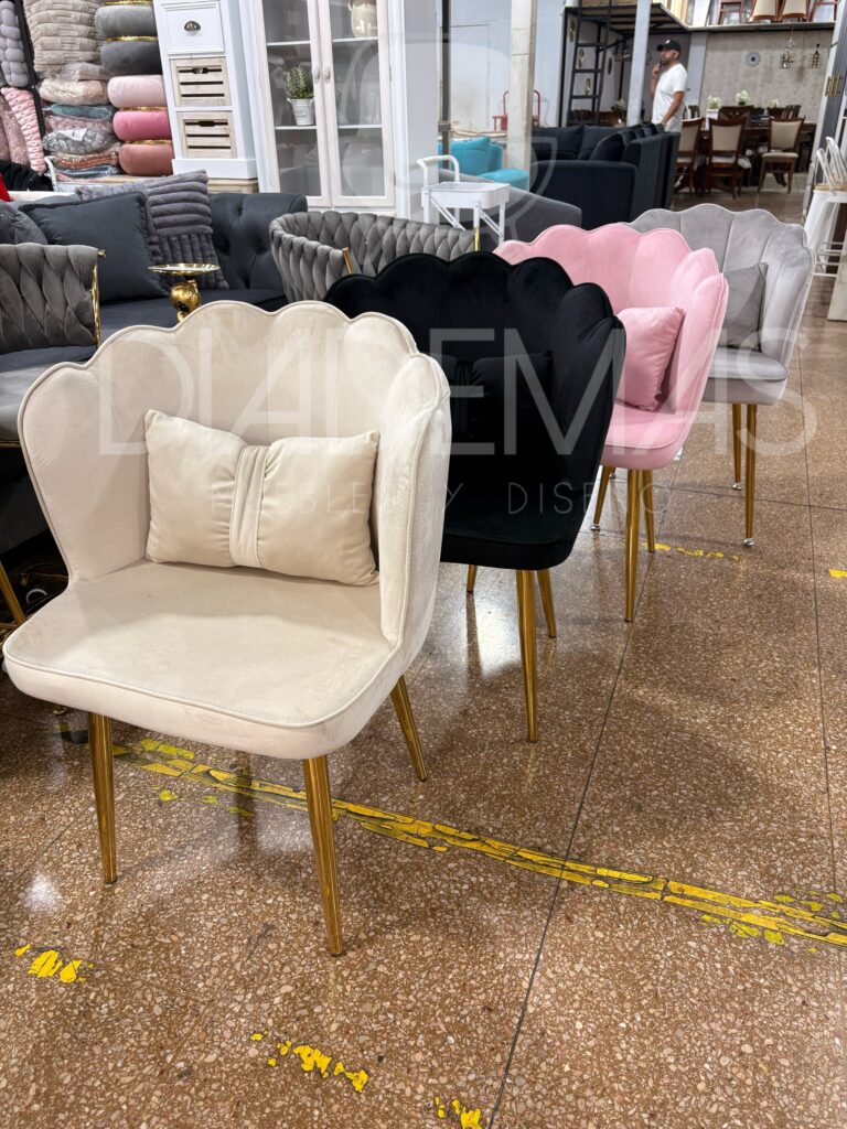 Silla Coral Velvet con patas doradas y coj&iacute;n