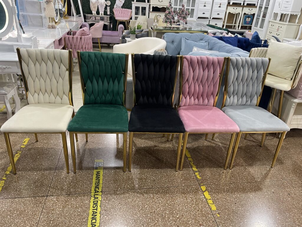 Silla Porto Trenza con estructura dorada y felpa