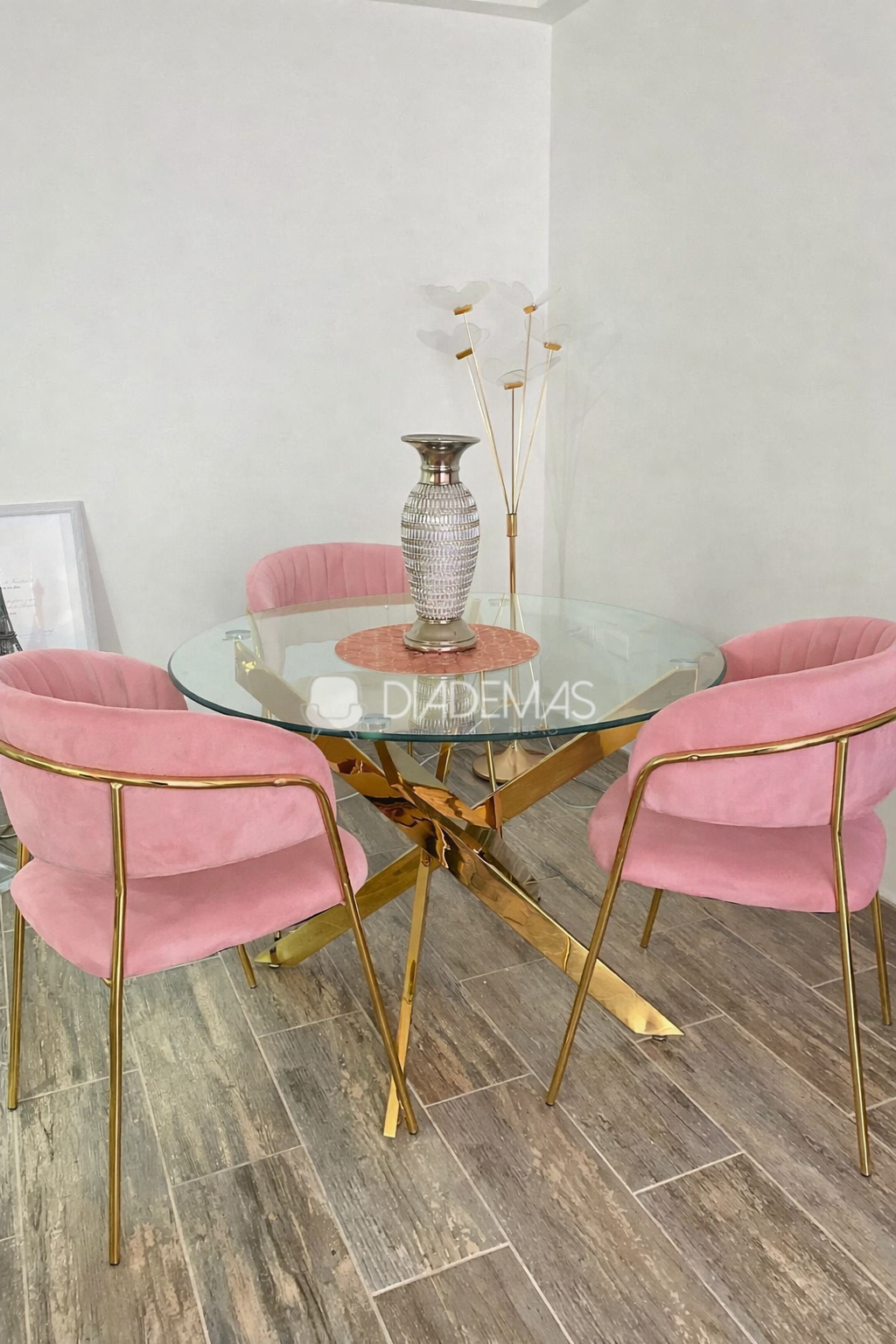 d5ee0c9c-12c0-41fc-9db7-6cc0bdd7203f Comedor Dubai rosa de 1 metro con 4 sillas curvas