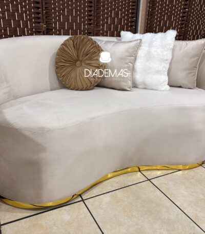 Sof&aacute; curvo con resortes para living moderno