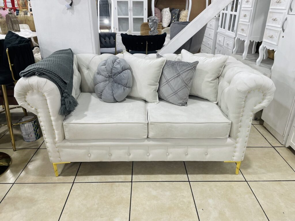 Sof&aacute; Chesterfield con tachas doradas y resortes