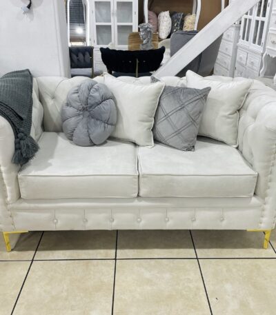 Sof&aacute; Chesterfield con tachas doradas y resortes