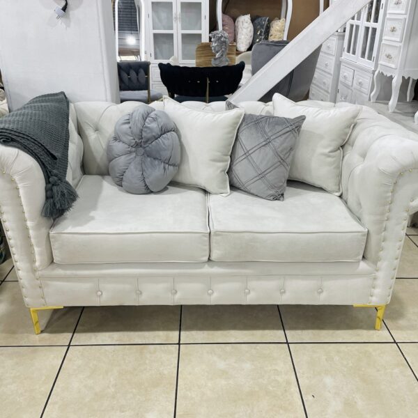 Sof&aacute; Chesterfield con tachas doradas y resortes