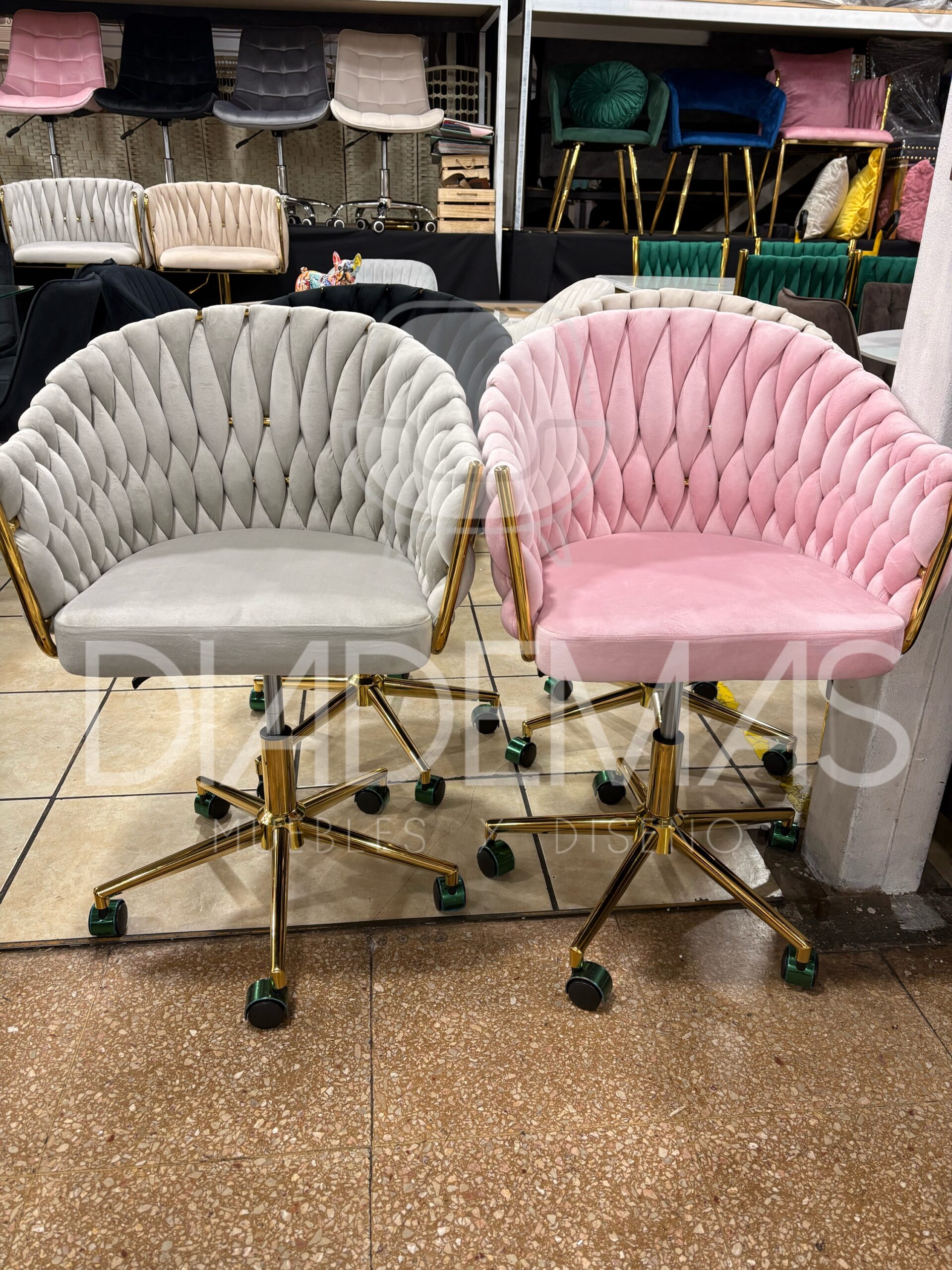 1dba88d2-8ddd-4edf-8394-9083cd7a20be Silla Queen Escritorio en velvet con base dorada