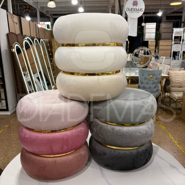 Pouf Deluxe en felpa suave con detalles dorados