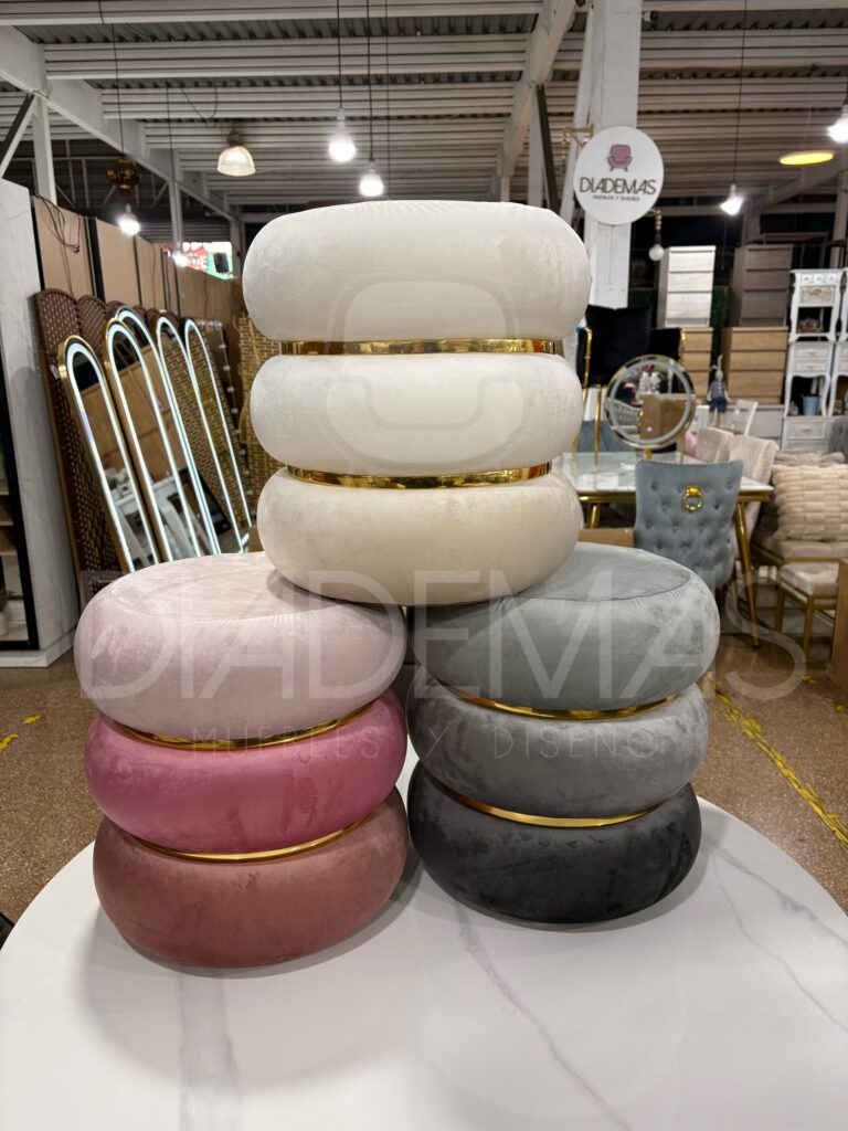 Pouf Deluxe en felpa suave con detalles dorados