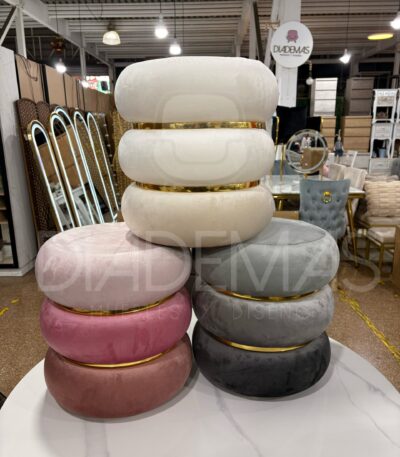 Pouf Deluxe en felpa suave con detalles dorados