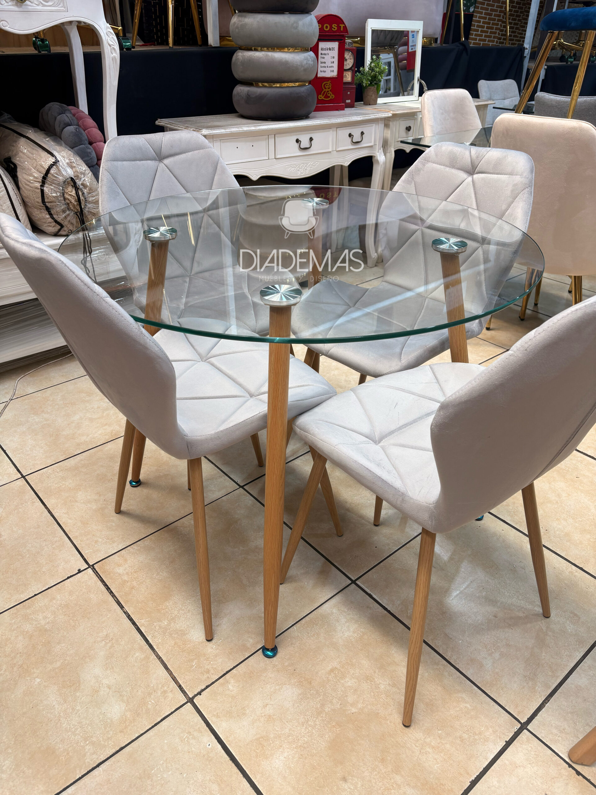 2033865D-87C6-43F9-AB91-466E19EBE007 Comedor Fiori Top 1.20 con vidrio templado y 4 sillas