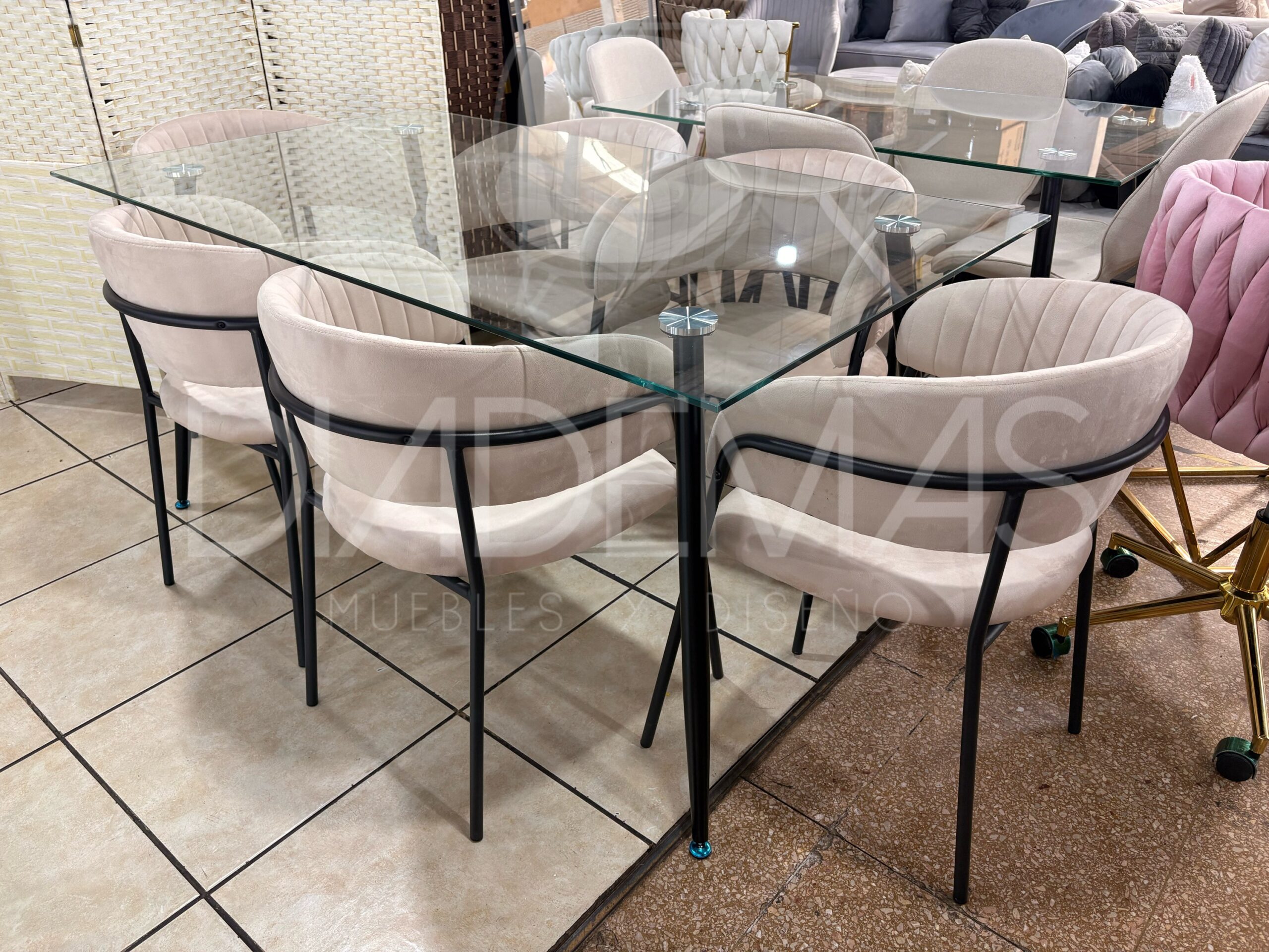 d49e4429-7116-42e4-bac1-9bfa1aecdc7a Comedor Max 160x90 con 6 sillas curvas velvet